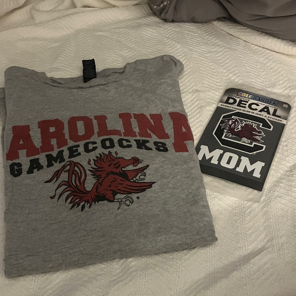 Gildan Gray Short Sleeve Tee with Red Print and mom decal for the car